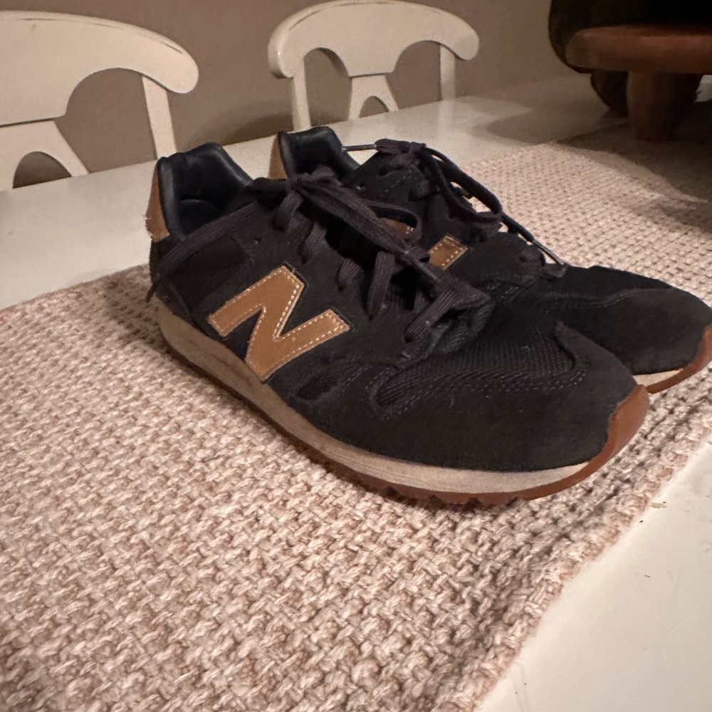 New Balance Women’s Navy and Rose Gold Casual Runner